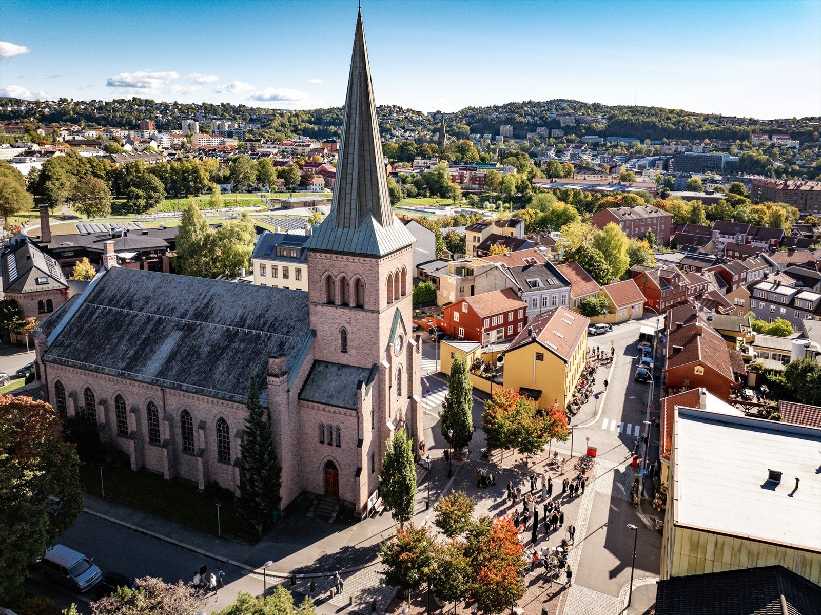 På torget ved Torbjørn Egners plass finner du Kampen Kirke og flere koselige kaféer. Galleribilde