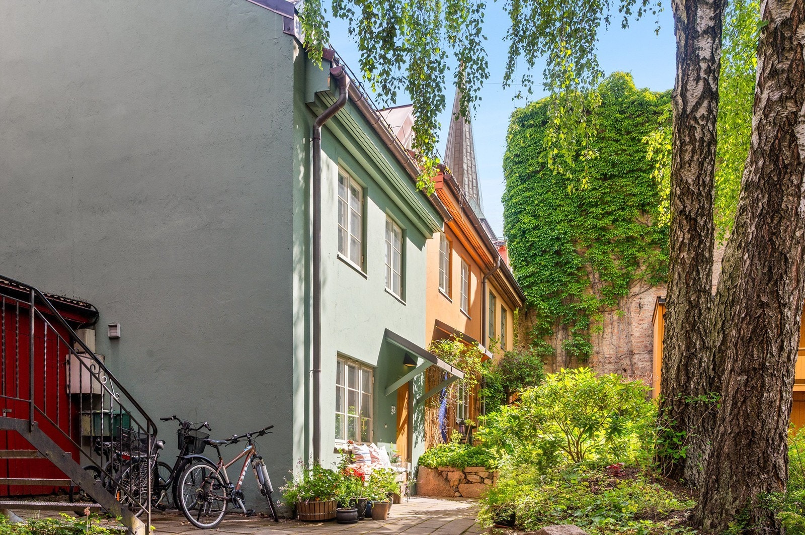 Eiendommen ligger i en gate preget av fargerik arkitektur. Galleribilde