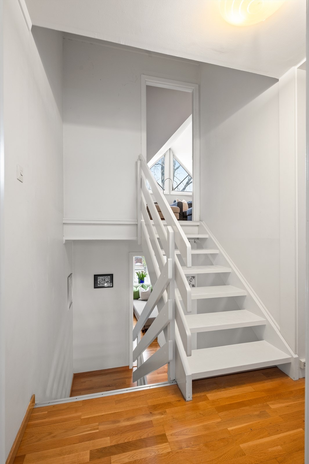 Videre opp trappen kommer du til 3. etasje, med boligens loftstue. Galleribilde