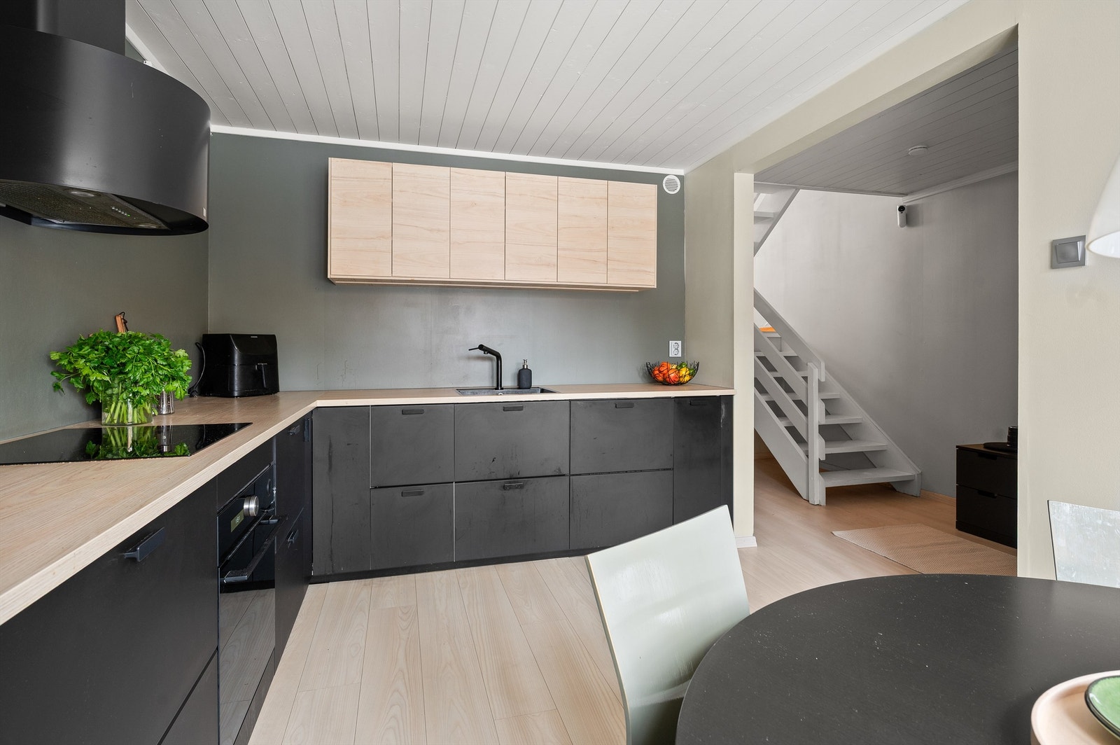 Kjøkkenet ble pusset opp i 2019, med stilren innredning fra IKEA. Samtidig ble det lagt nytt laminatgulv. Galleribilde