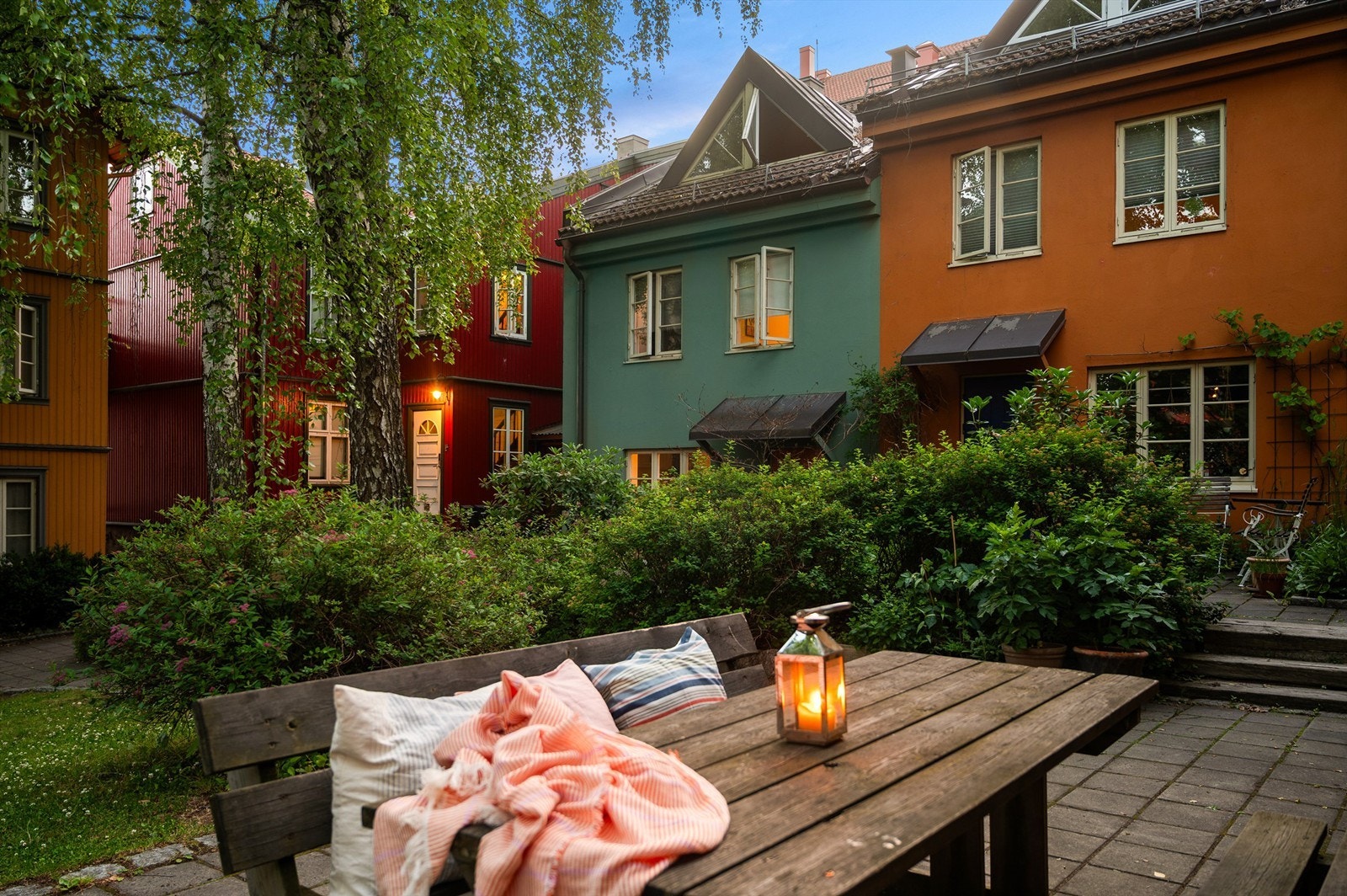 Felles sittegrupper i bakgården inviterer til sosialt samvær. Galleribilde