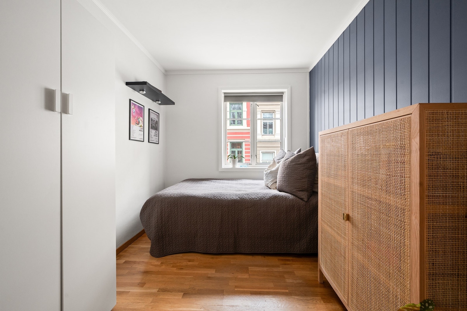 God plass her også - med dobbeltseng og tilhørende garderobeløsning. Her vender soverommet ut mot den stille gaten utenfor. Galleribilde