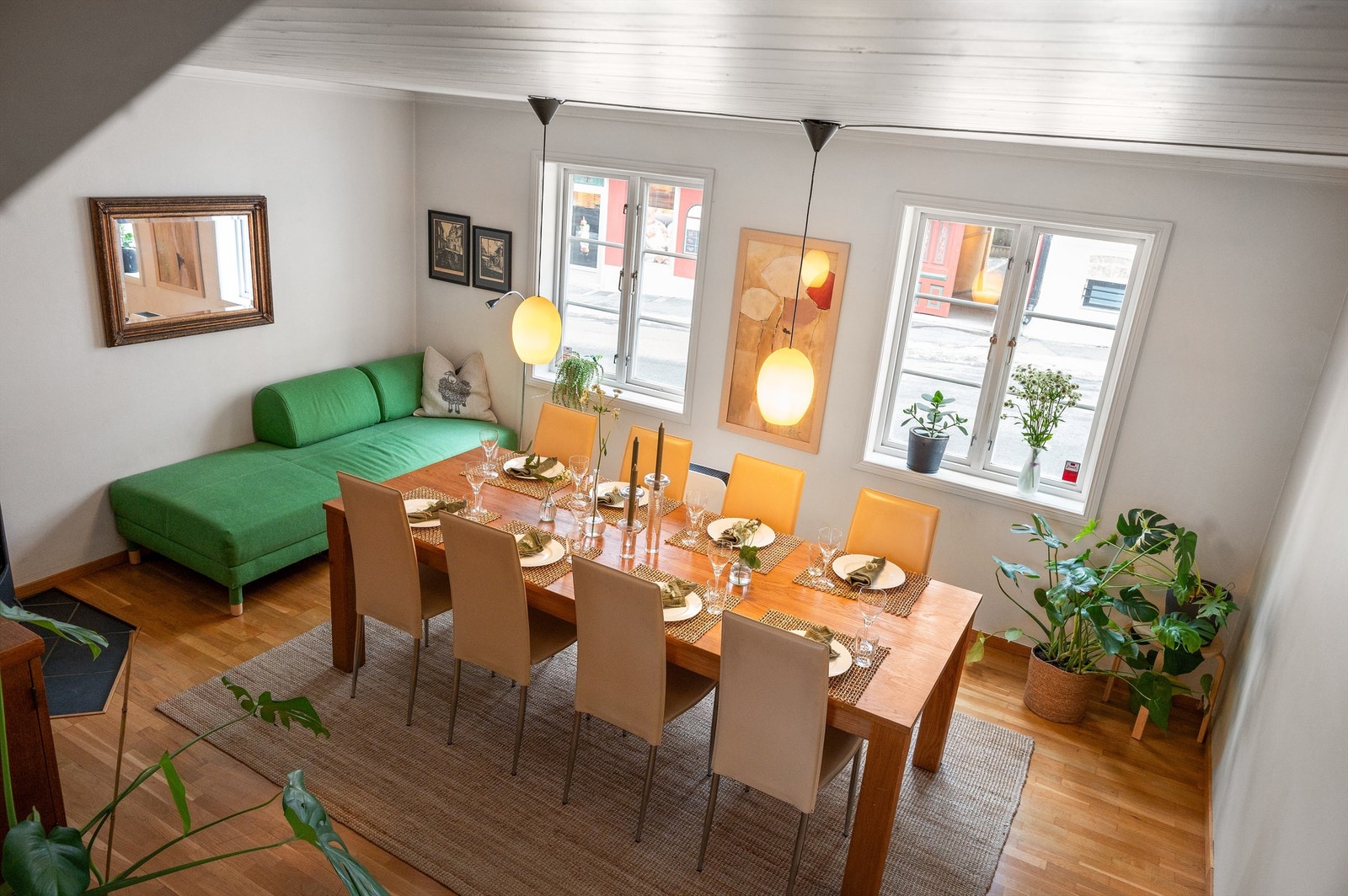 Rommet er svært fleksibelt, og kan like gjerne brukes som ekstra stue, hjemmekontor eller et romslig lekerom - tilpasset familiens behov. Galleribilde