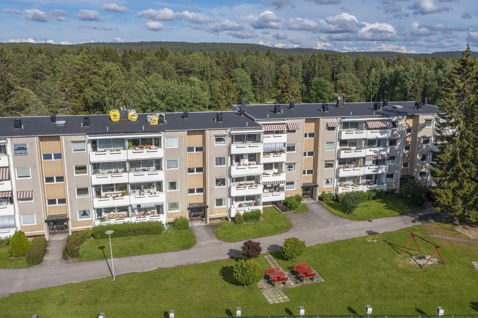 Dronebilde av fasaden til blokken. Galleribilde