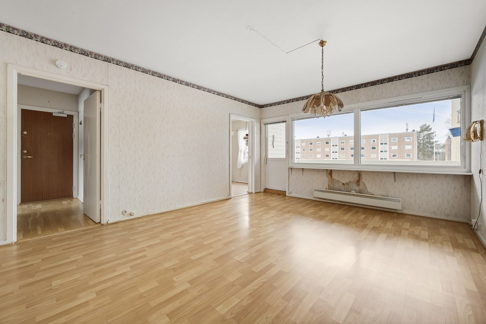 Stueveggen mellom gang og kjøkken er bærende.
Naturlig plassering av tv-benk og tv her kanskje? Galleribilde