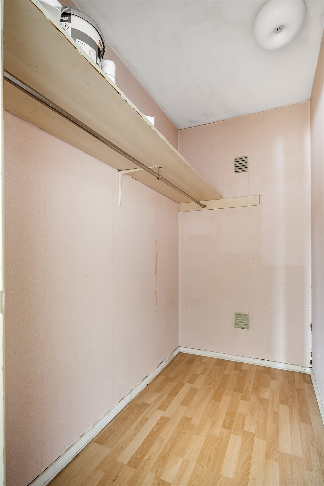 Fra gangen er det også inngang til en veldig praktisk bod i tilknytning til entreen. Galleribilde