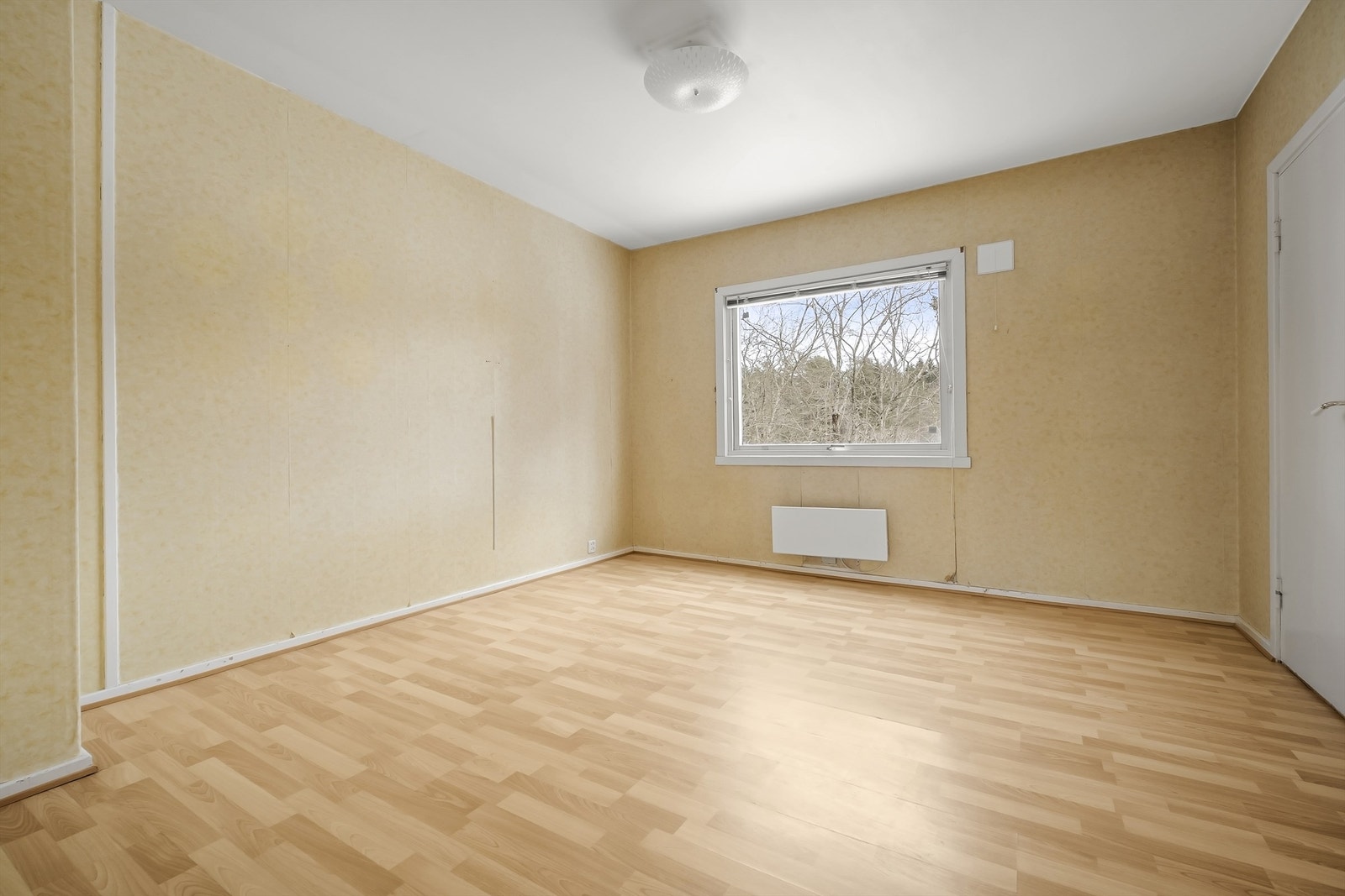 Hovedsoverom med praktisk innvendig bod som kan brukes som walk-in-closet . Galleribilde