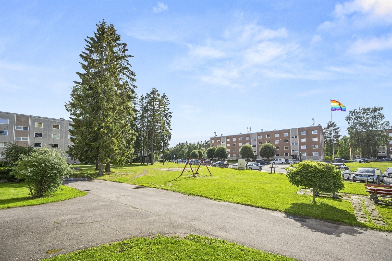 Grønne, luftige og rolige fellesarealer med sittegrupper og praktiske internveier hvor de små kan lære seg å gå, å sykle, samt nyoppført lekeplass med huskestativ og dumphuske. Galleribilde