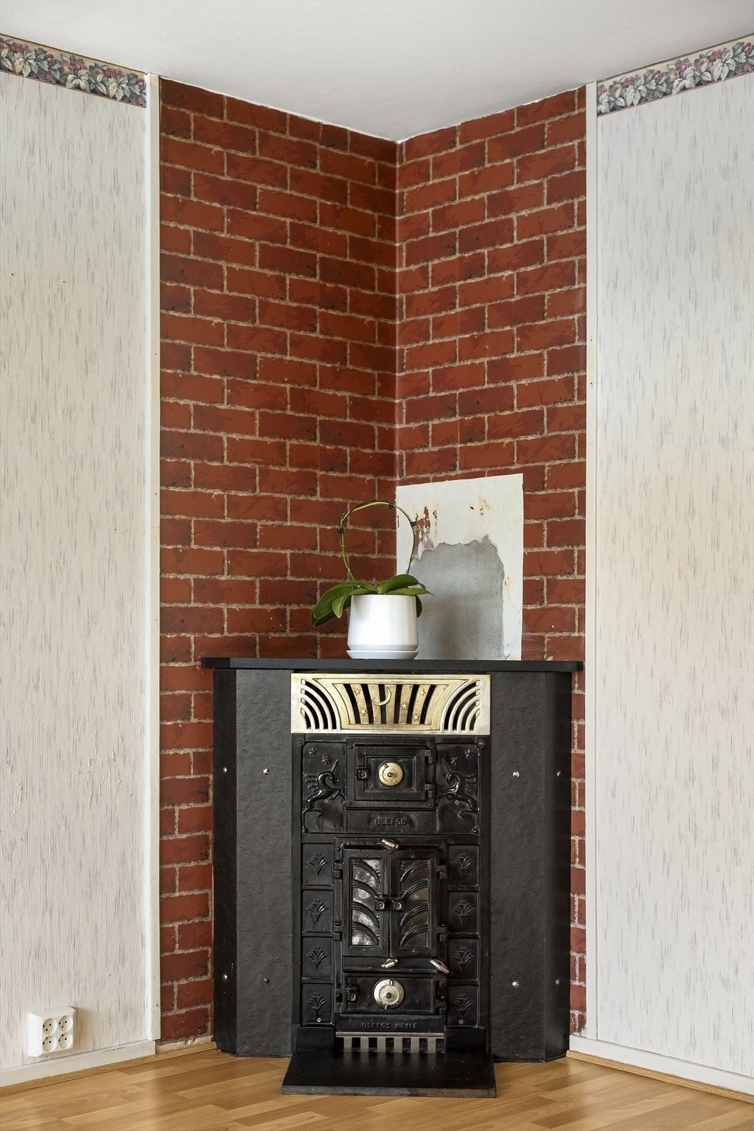 Boligen har pipe og vakker kamin, men ildstedet er ikke tilkoblet skorsteinen per dags dato. Innvendig pipeløp er rehabilitert i 2024 i regi av borettslaget. Galleribilde