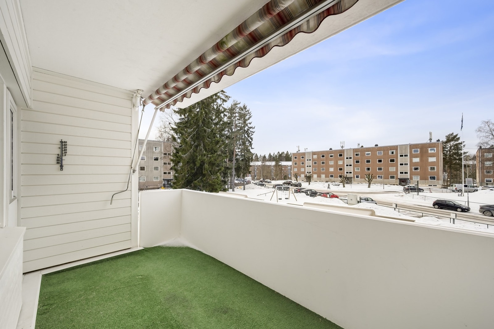 Vestvendt balkong på 7 kvm med belysning og markise. Galleribilde