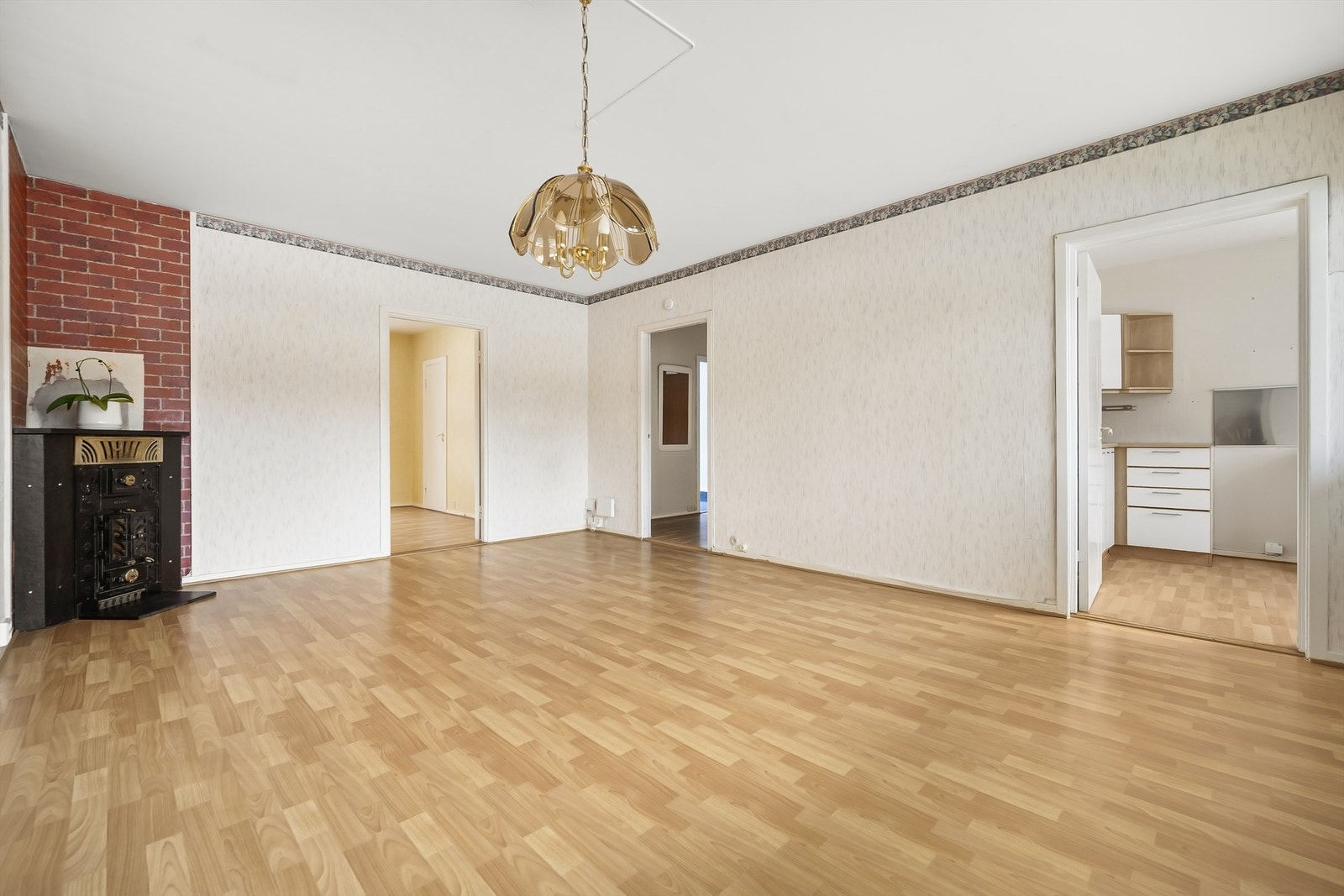 Stor stue som har god plass til både sofagruppe og spisestuemøblement. Galleribilde