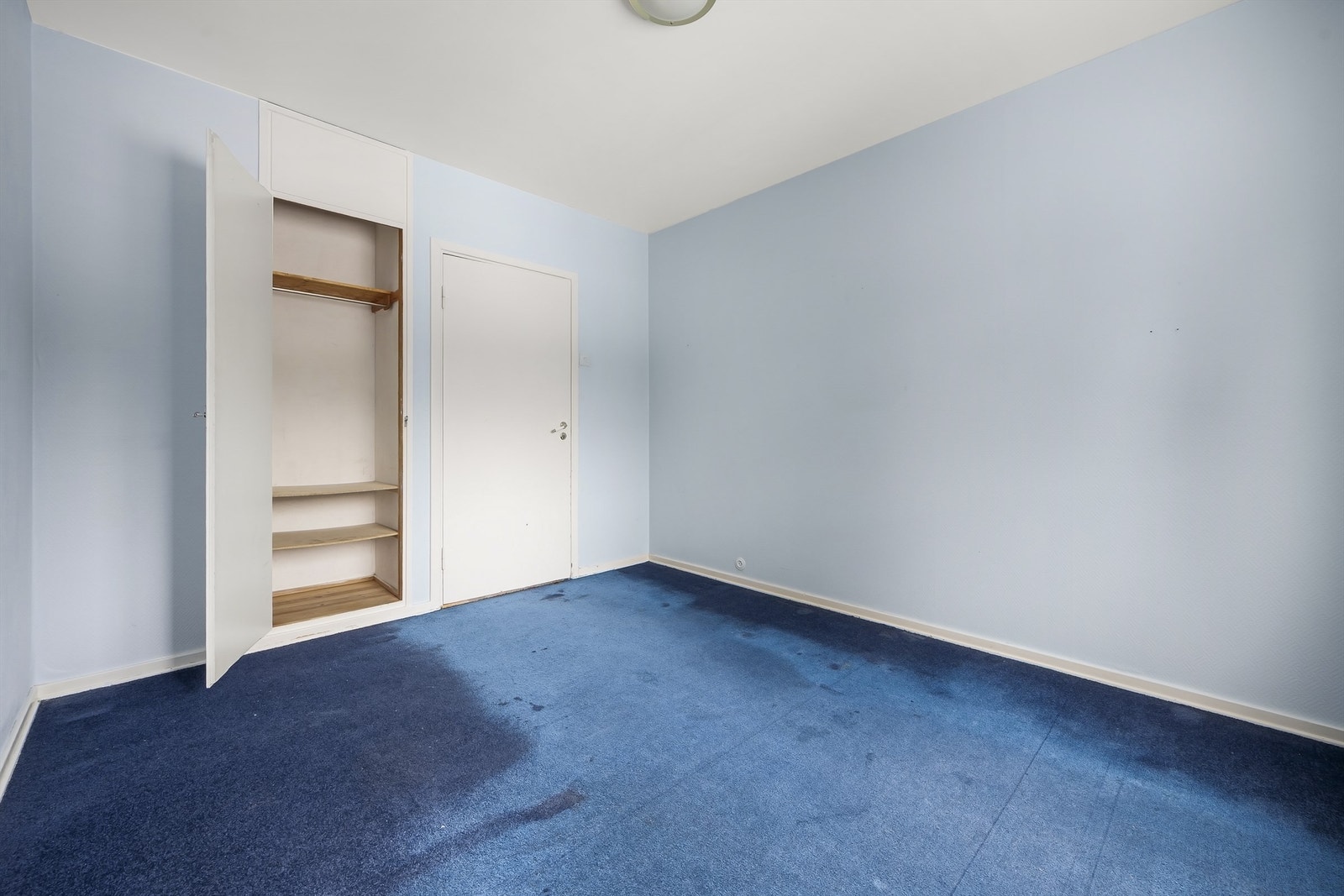 Soverom med adkomst fra entrè med praktisk, integrert garderobeskap. Galleribilde