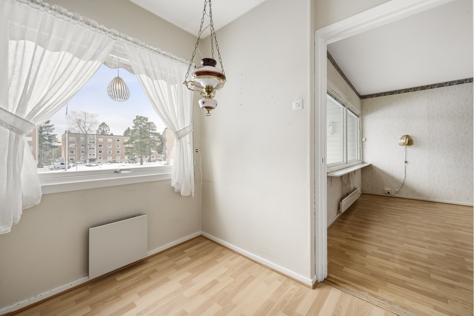 Kjøkken med mulighet for en liten hyggelig spiseplass ved vinduet. Galleribilde