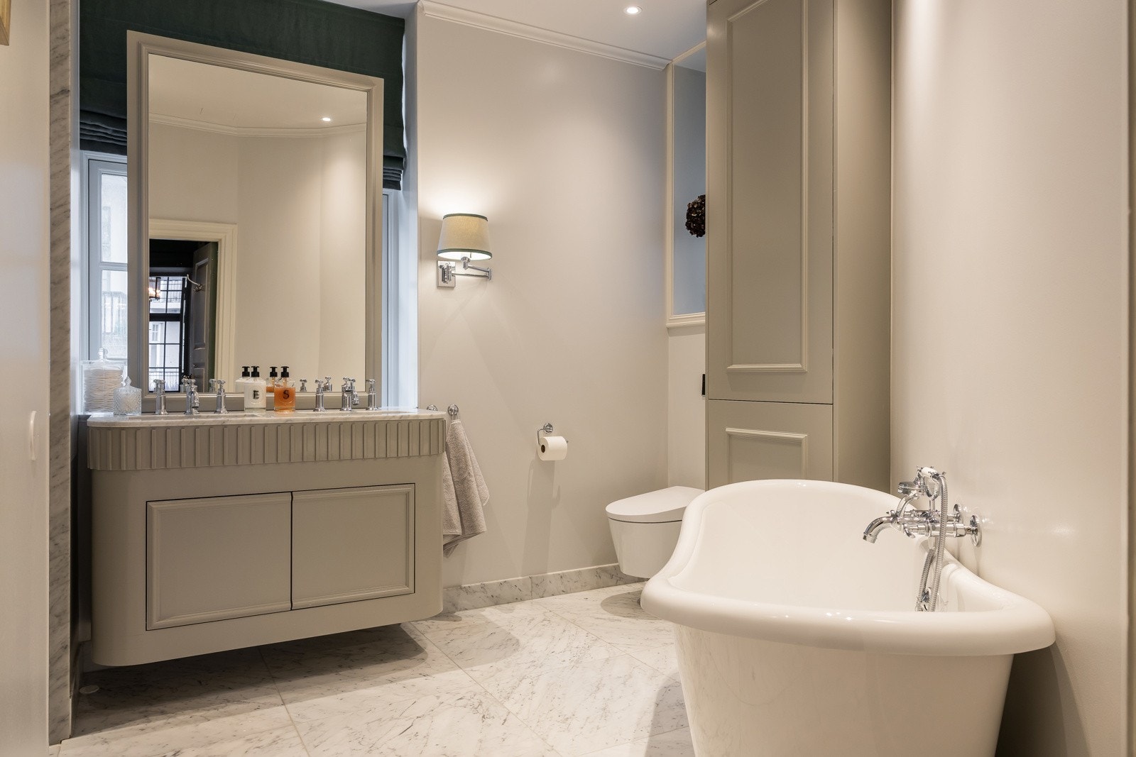 Lekkert baderom (oppgradert 2023), med bl.a. fliser på gulv fra Fired Earth, og innredning fra Vegårshei Møbelsnekkeri. Badekar og veggmontert toalett med praktisk spylefunksjon Galleribilde