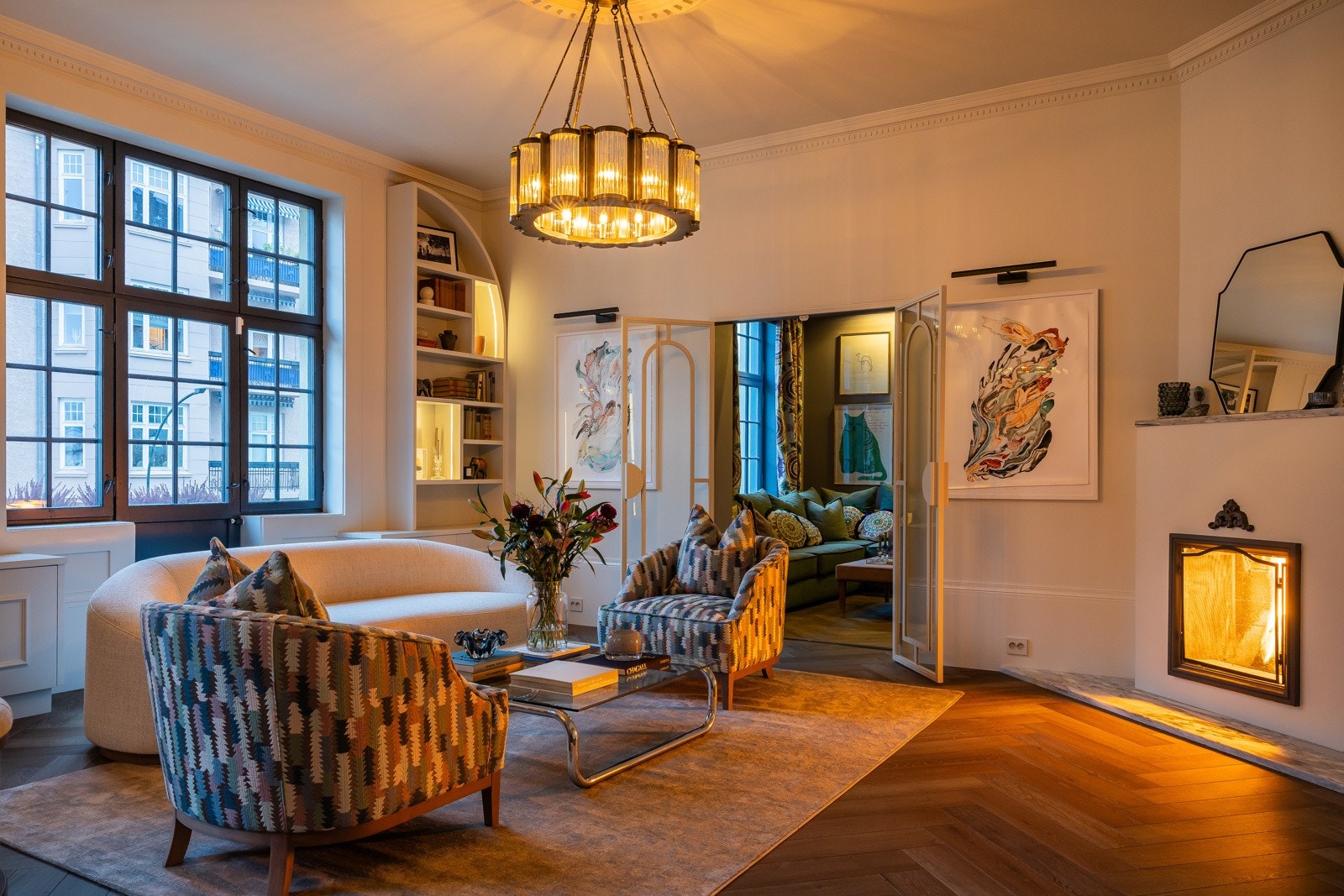 Stor og lys stue, med vakker hjørnepeis kledd i Norsk Marmor fra Ellingard Galleribilde