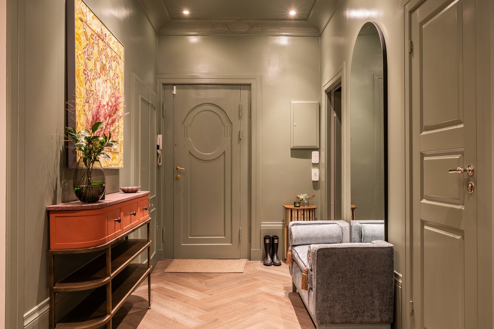 Romslig entré/hall med plassbygd garderobe og calling anlegg. Galleribilde