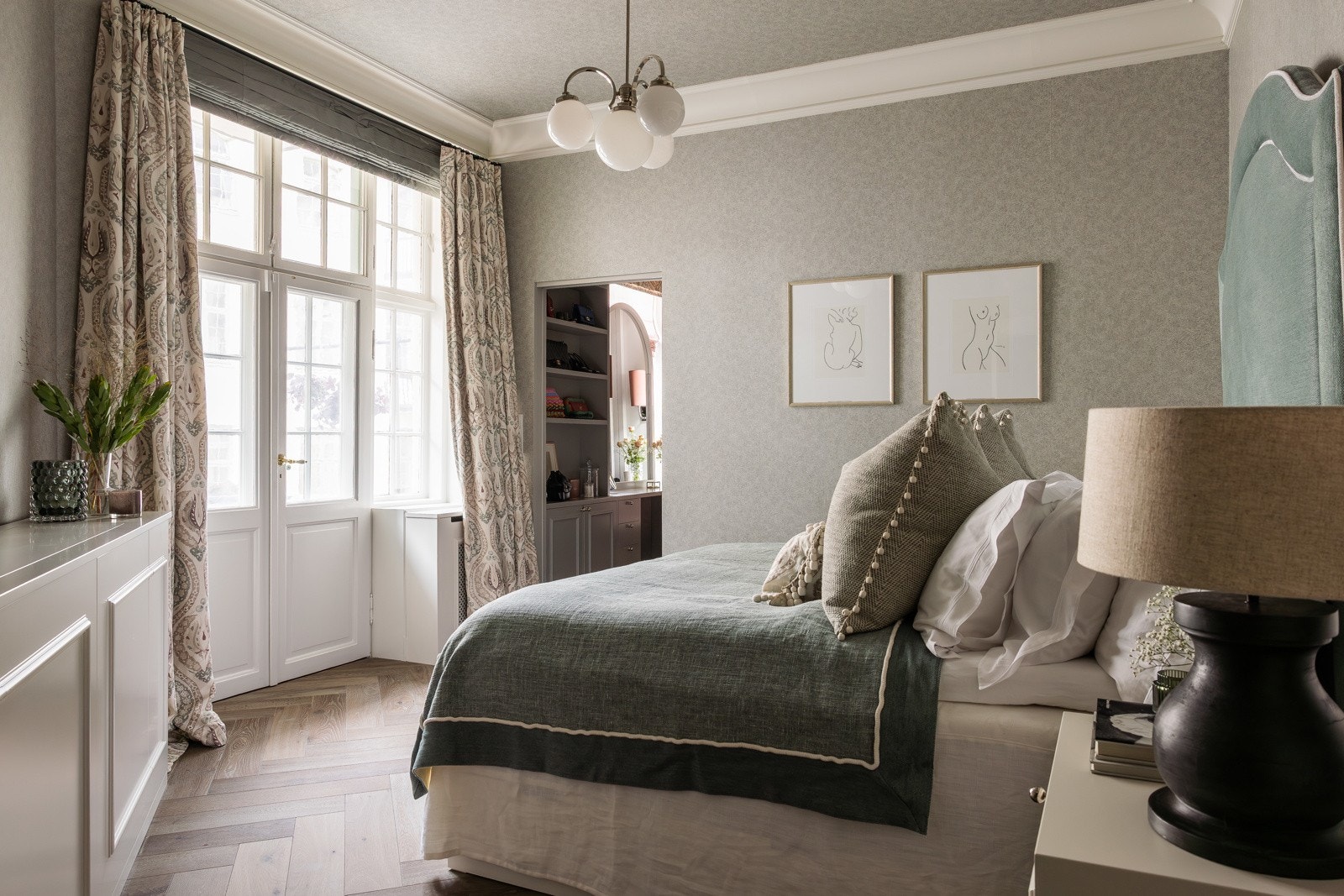 Leiligheten har to romslige soverom, begge vendt mot stille bakgård Galleribilde