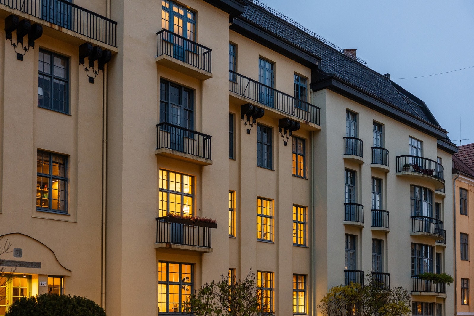 Vakker bygård beliggende i Heftyebakken/Gimle oppført ca 1913, godt vedlikehold og pent opparbeidede fellesarealer Galleribilde