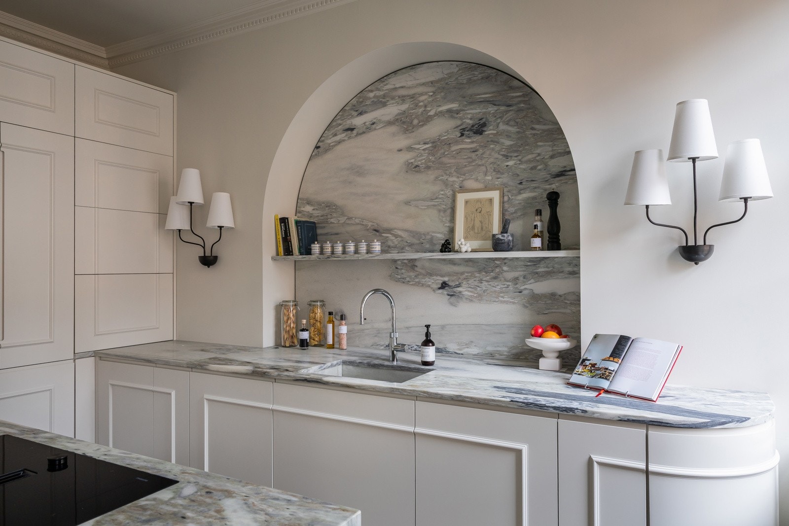 Lekkert plassbygget kjøkken fra Vegårshei Møbelsnekkeri (Nytt 2023), med integrerte hvitevarer av høy kvalitet Galleribilde