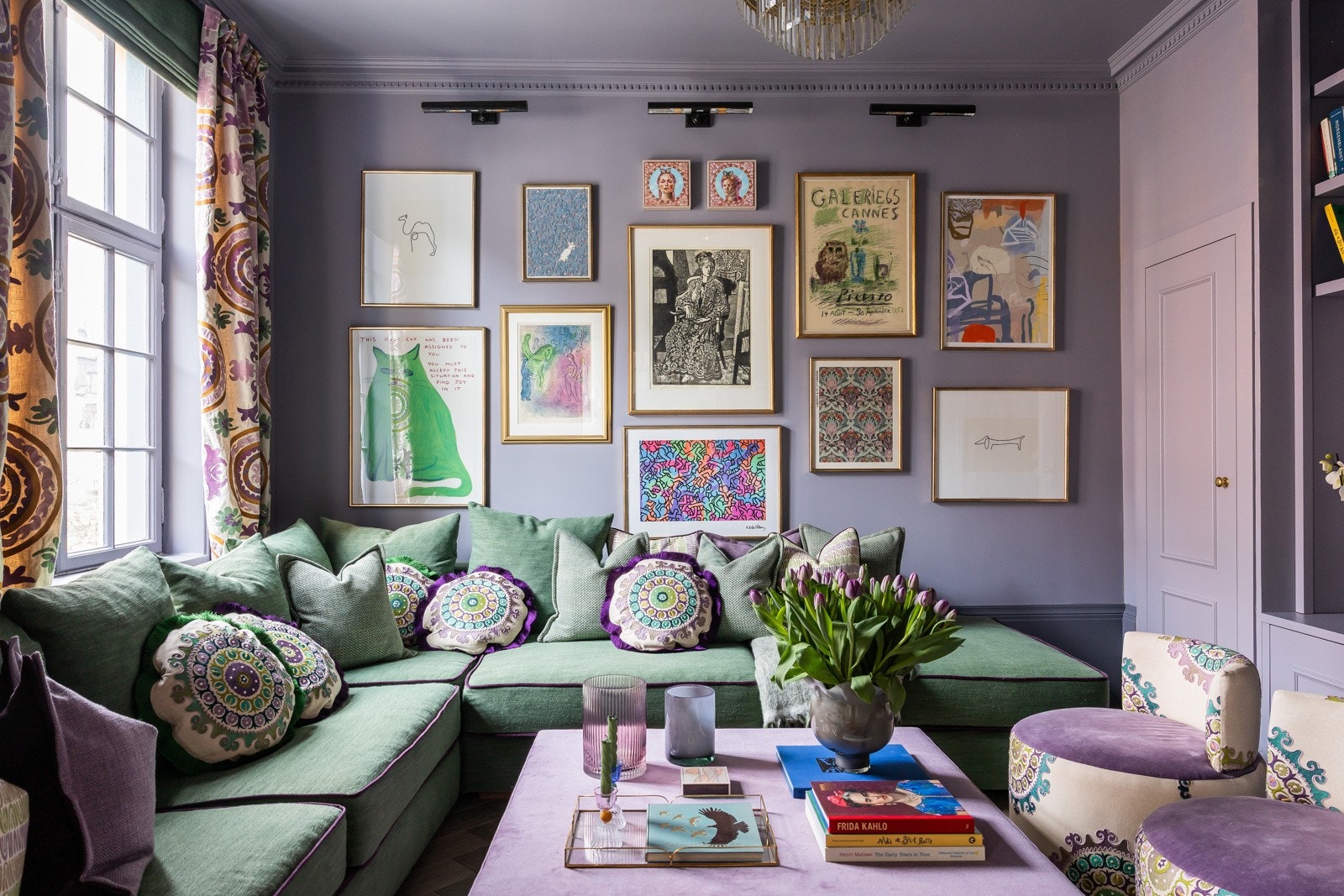 Koselig bibliotek/tv-rom med "skreddersøm" hva gjelder innredning. Galleribilde