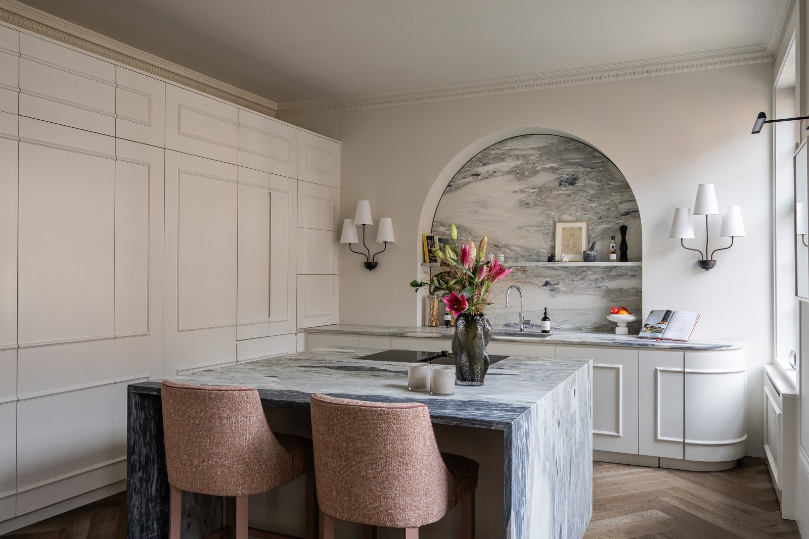 Faste innredninger har blitt spesialtilpasset og utformet i tilsvarende stil og farge i alle rom, samtidig som originale og særpregede detaljer har blitt bevart Galleribilde