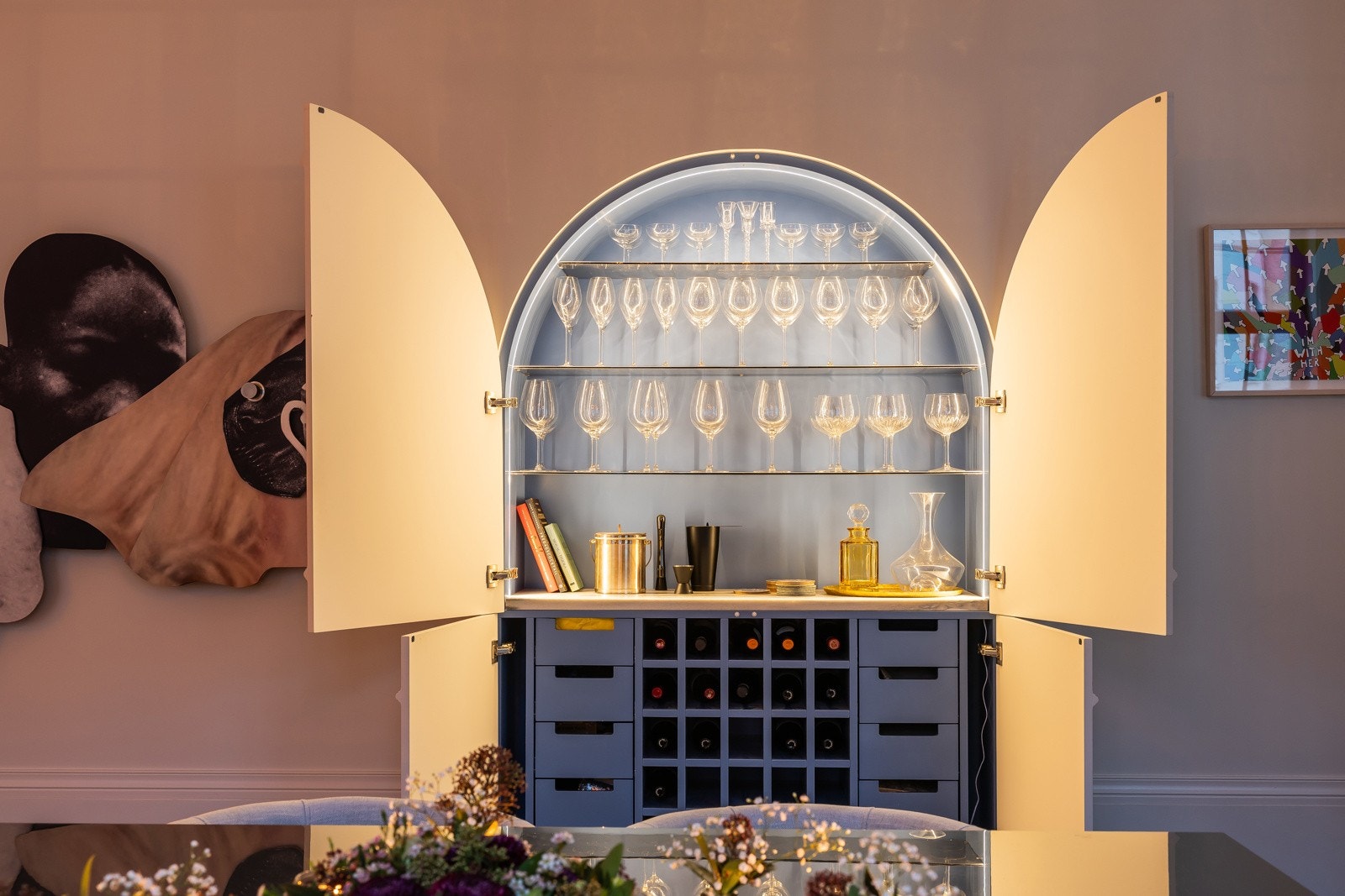 Lekker "Hemmelig bar" ved spiseplassen. Baren har en eksklusiv benketopp fra Ellingard i norsk marmor, som gir et elegant og unikt uttrykk Galleribilde