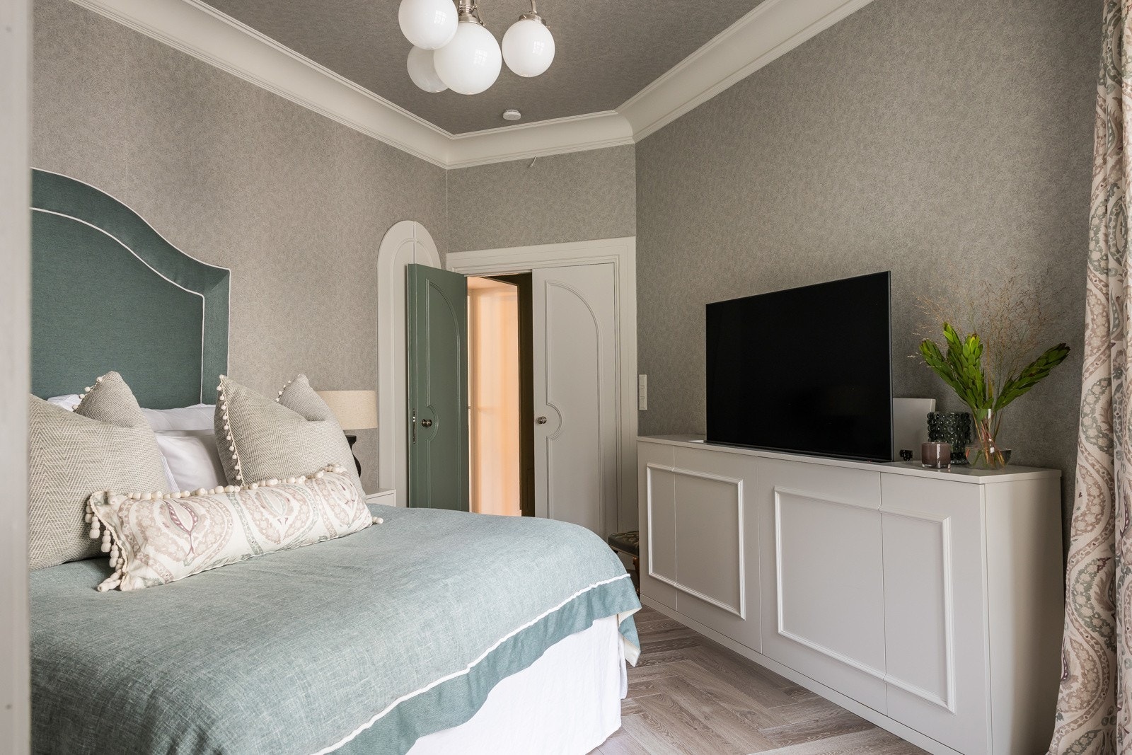 Plassbygd møbel med "tv-heis", Galleribilde