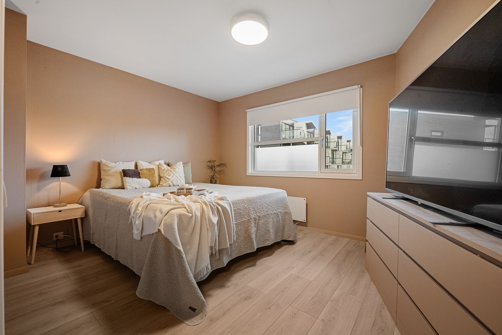 Innbydende soverom med store vindusflater. Perfekt for avslapning og gode netter Galleribilde