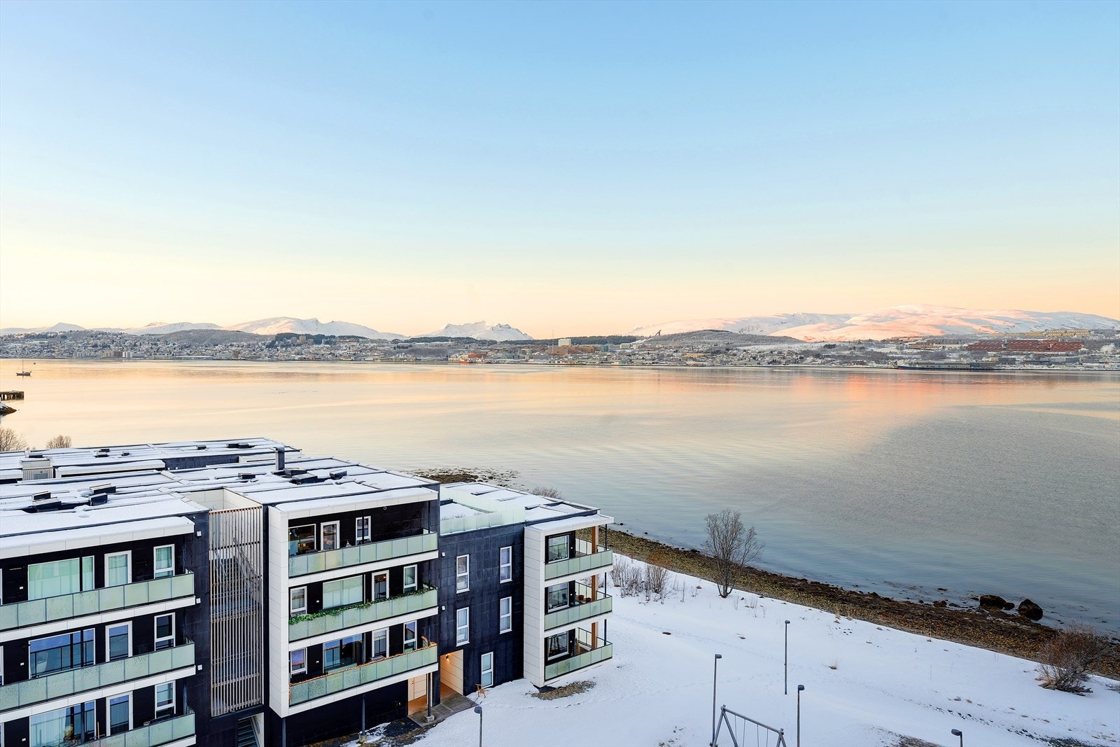 Sjekk den nydelige utsikten over sundet til Tromsøya! Galleribilde