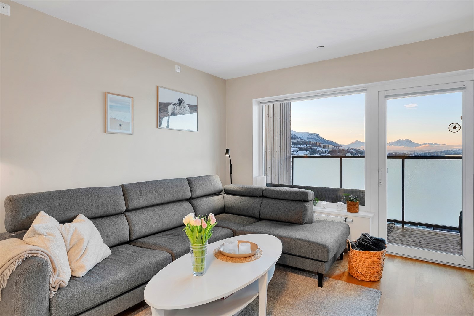 Store vindusflater som sikrer rikelig med naturlig lysinnslipp, samt direkte utgang til flott sørvendt balkong. Galleribilde