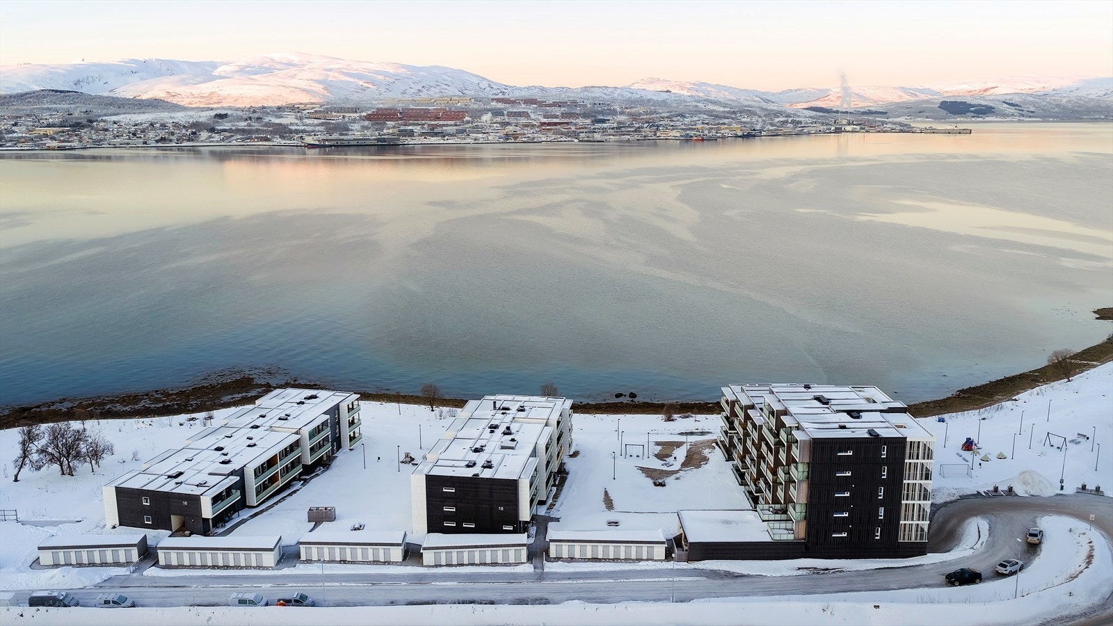Nærområdet byr også på flotte tur- og rekreasjonsmuligheter, med turstier, strandlinje, lekeplasser, lysløype og Tromsø Alpinpark i nærheten! Galleribilde