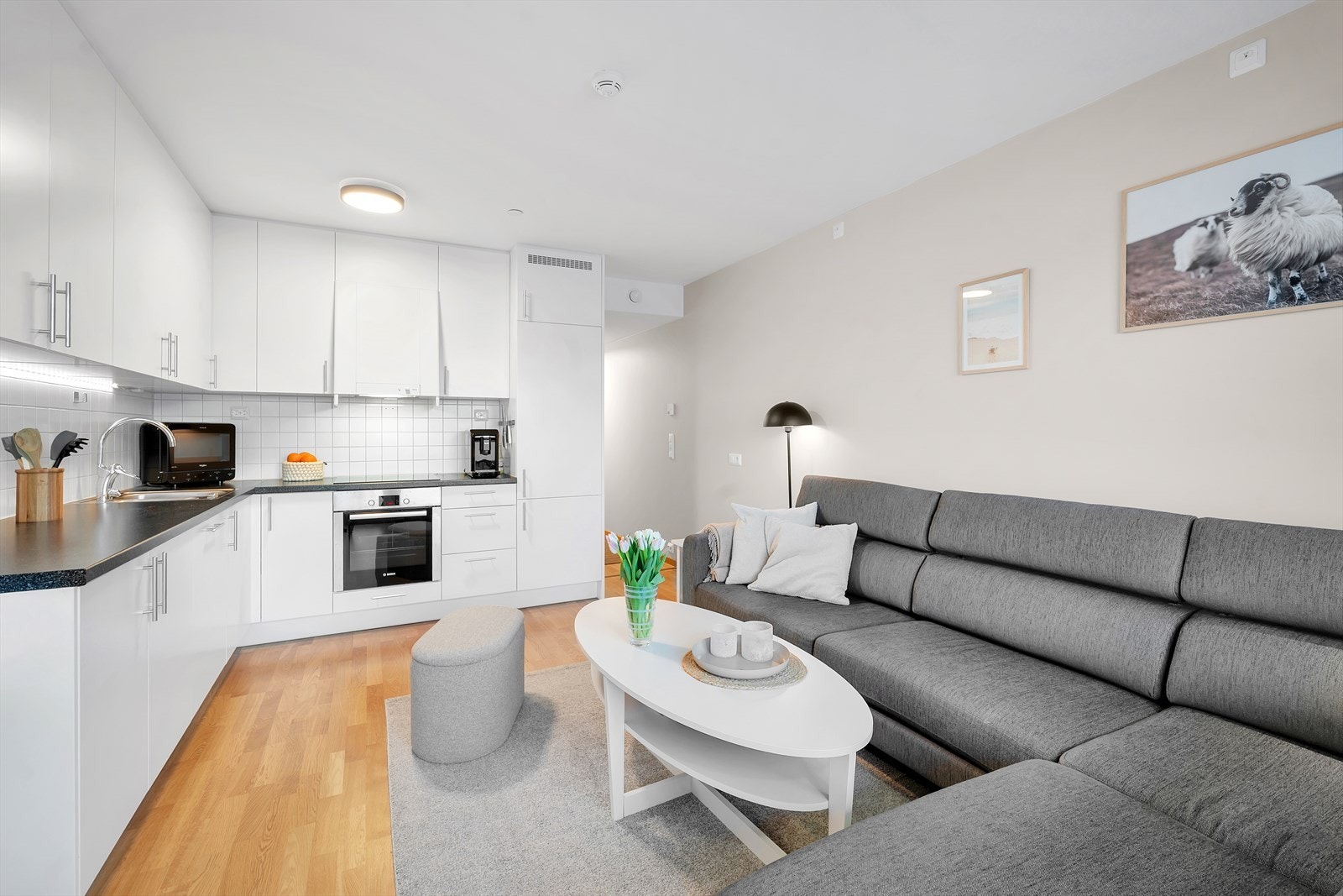 Åpen løsning mellom stue og kjøkken bidrar til en luftig og sosial atmosfære. Galleribilde