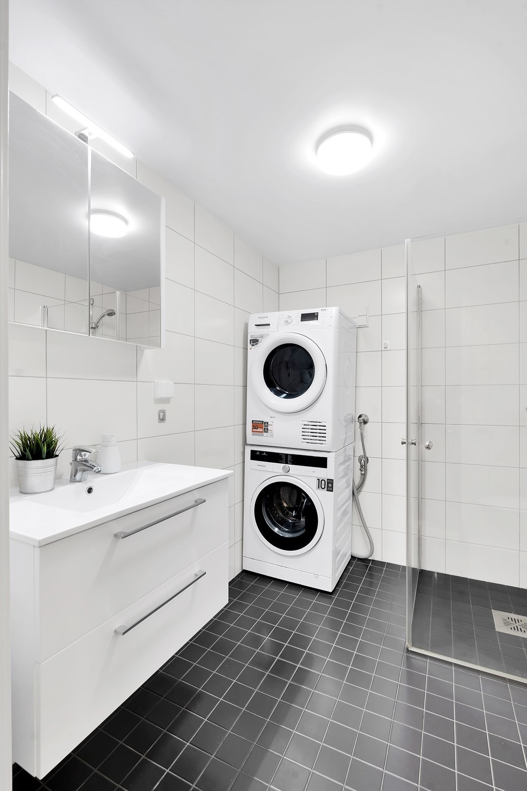 Komplett flislagt bad/vaskerom med varmekabler i gulv, samt opplegg for vaskemaskin og tørketrommel. Galleribilde