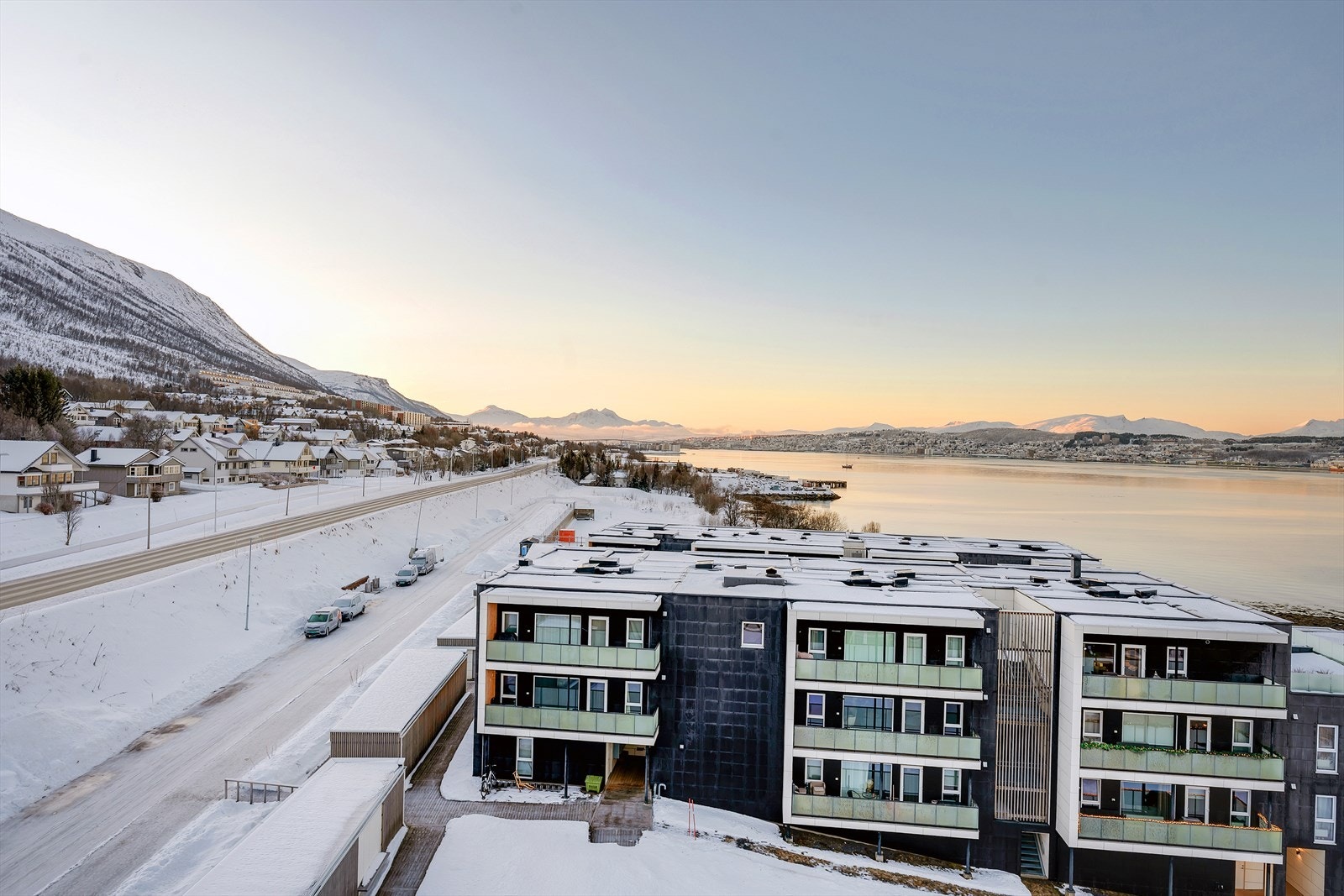 Flott sørvendt utsikt mot sundet og fjellene. Galleribilde