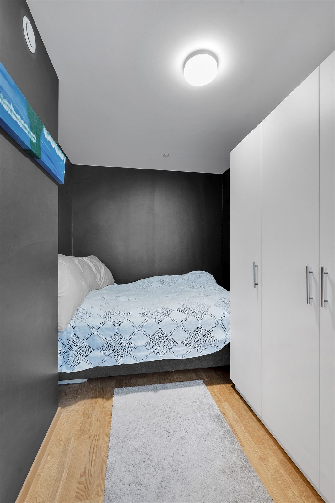 Romslig soverom med god plass til stor seng. Galleribilde