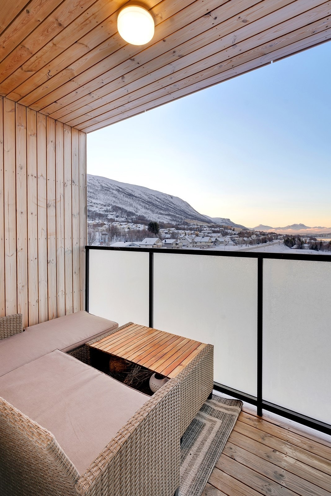 Fra stuen er det direkte utgang til flott takoverbygd balkong- med fantastisk utsikt som kan nytes både sommer og vinter. Galleribilde