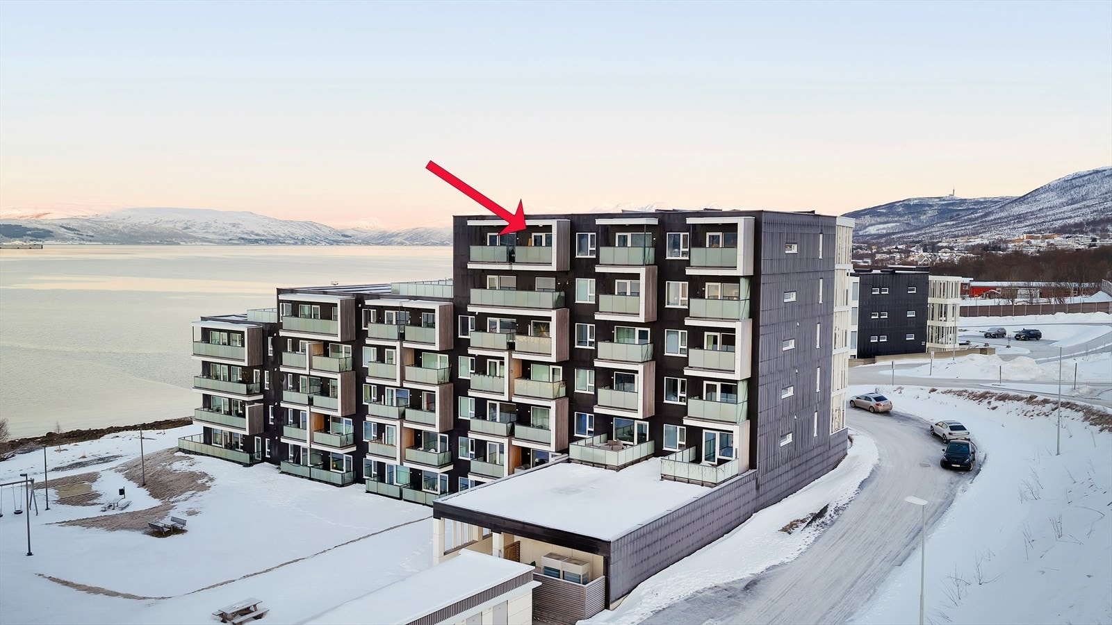 Leiligheten har meget god intern beliggenhet i toppetasjen. Heis som tar deg mellom etasjene. Galleribilde