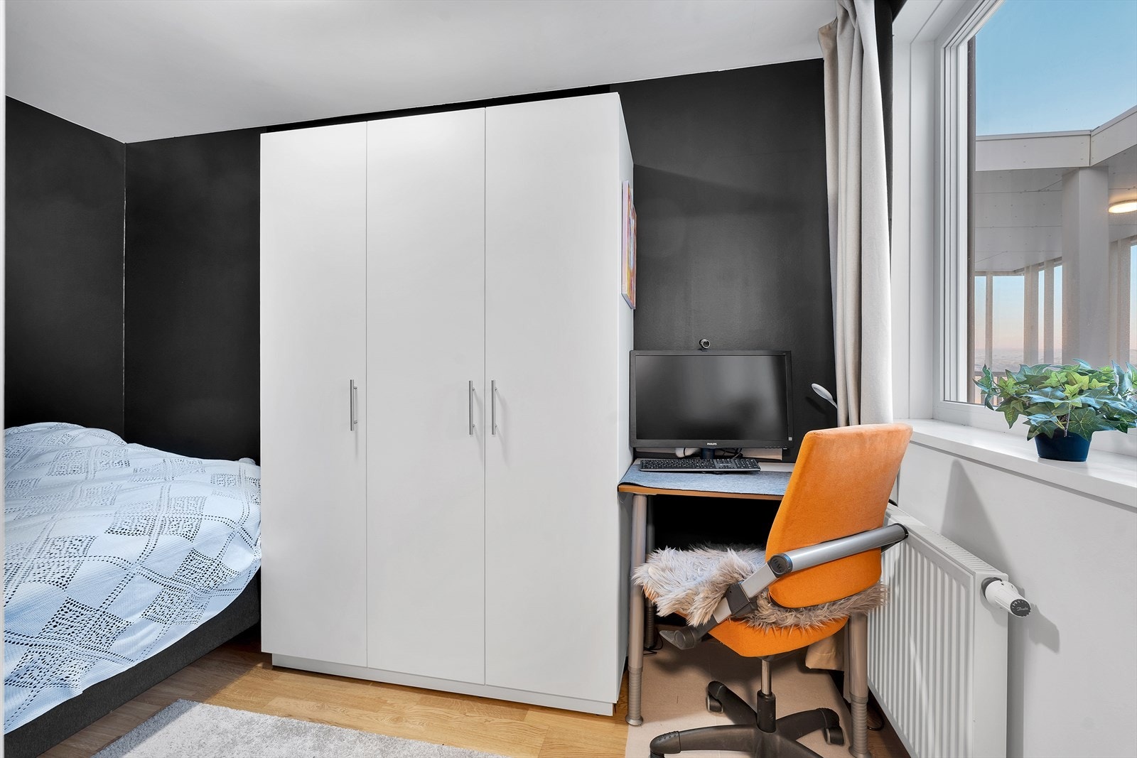 Innredet med praktisk garderobeskap. Galleribilde