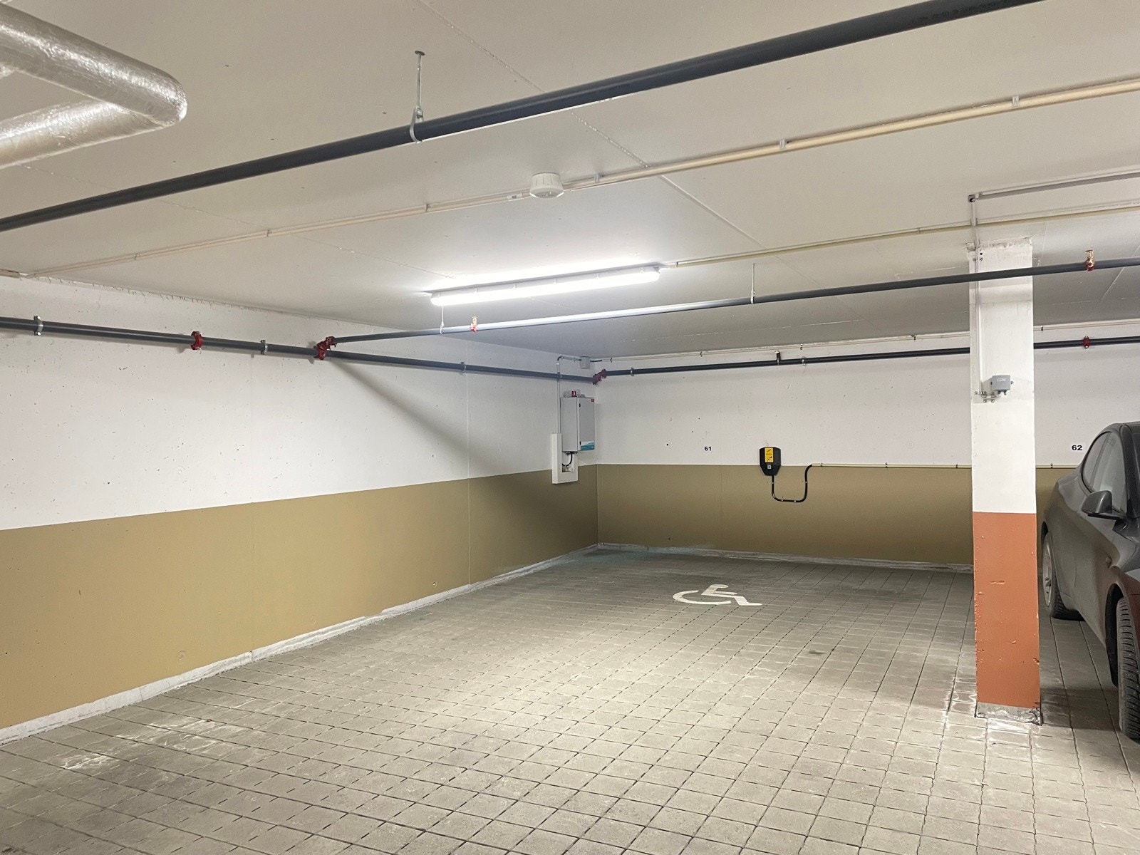 Parkering i parkeringskjeller Galleribilde