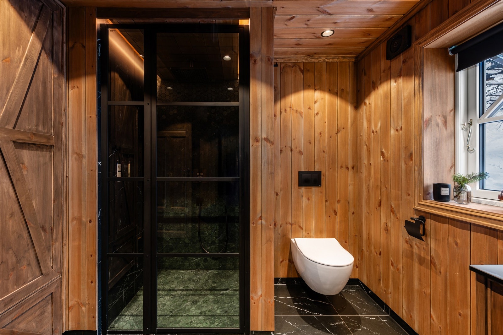 Baderommet har har panel på vegger og i himling. Det er flislagt gulv med vannbåren varme, samt fliser i dusjen Galleribilde