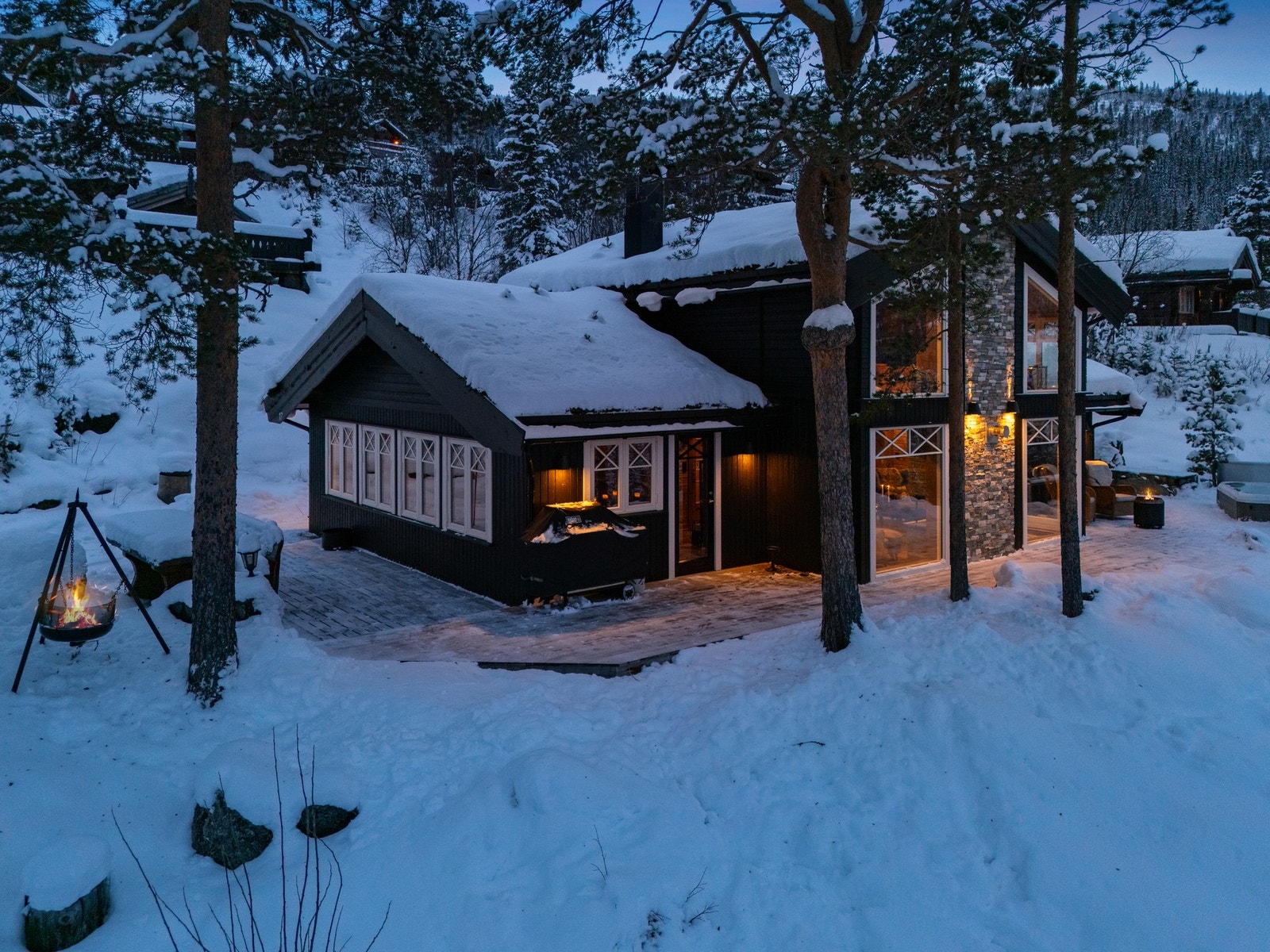 Hytta byr på flotte uteområder med naturtomt og stor terrasse hvor du kan nyte den nydelige utsikten både sommer- og vintertid Galleribilde