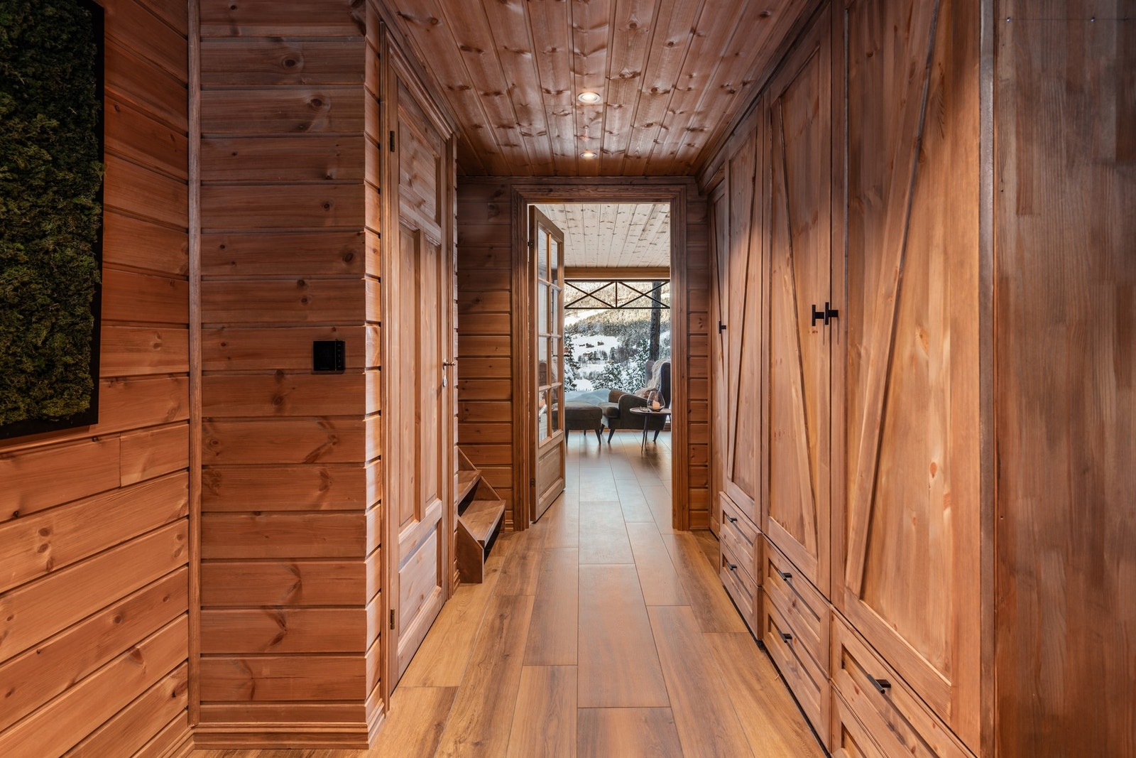 Hytta har også meget gode oppbevaringsløsninger i plassbygde garderober og i bod. Galleribilde