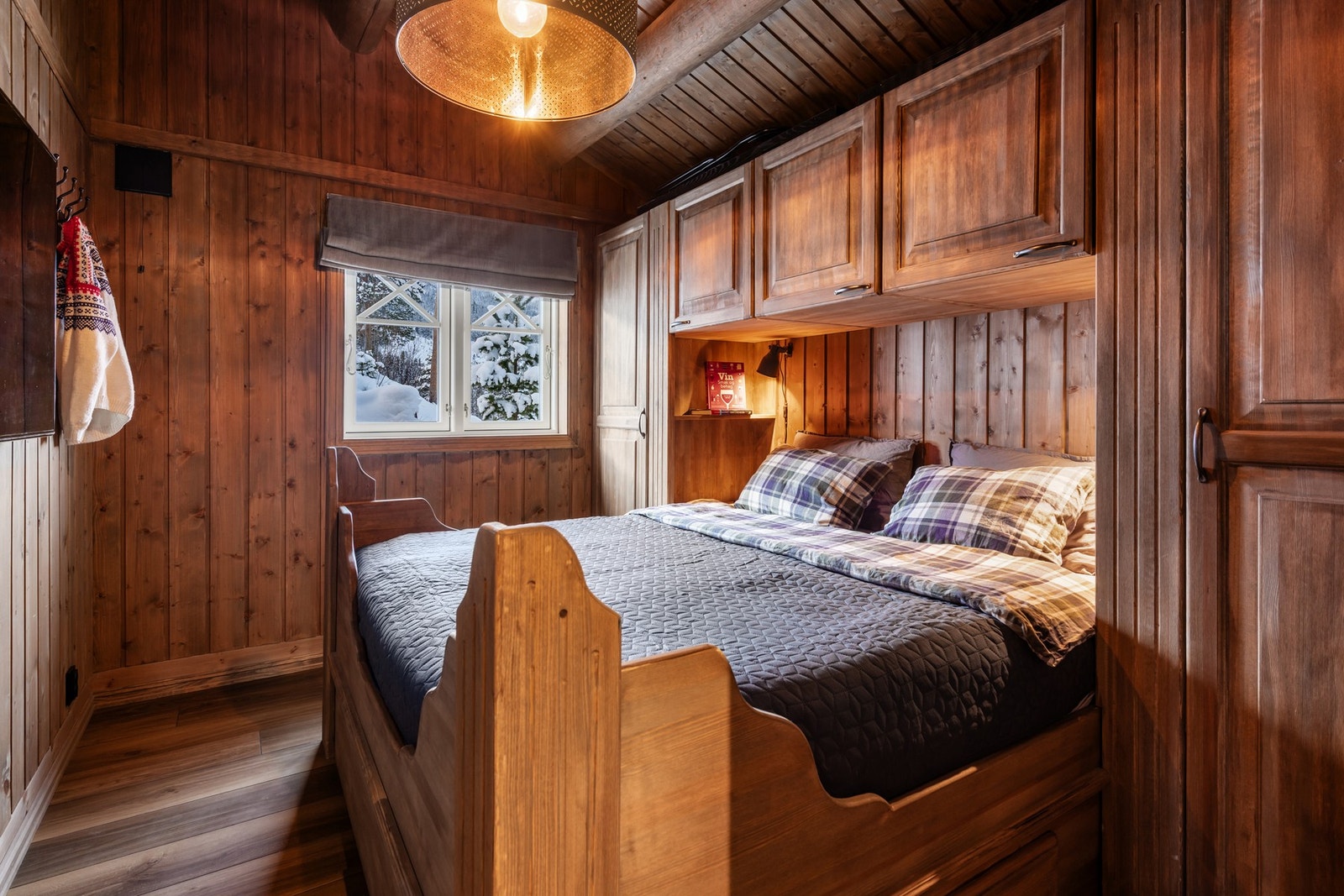 Soverom nr 2. Hovedetasjen inneholder også to fine soverom ed plassbygde senger og garderobeinnredninger Galleribilde