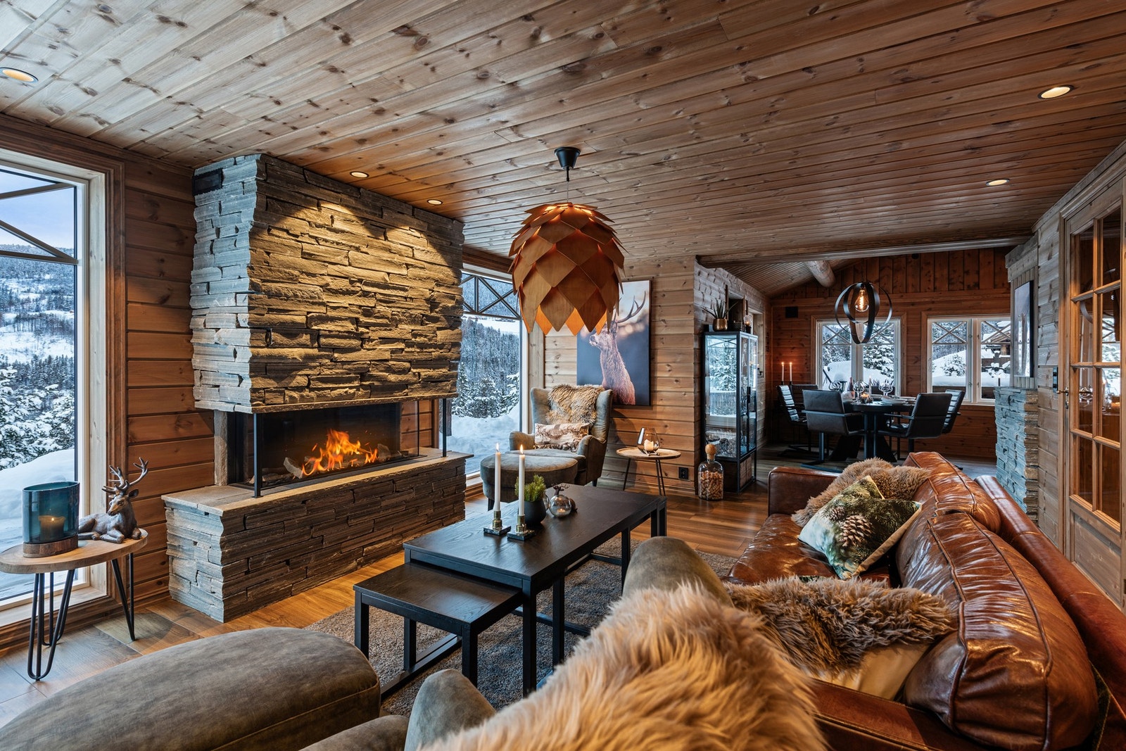 Stuen har gode møbleringsmuligheter rundt den flotte gasspeisen som skaper en lun og hyggelig atmosfære Galleribilde