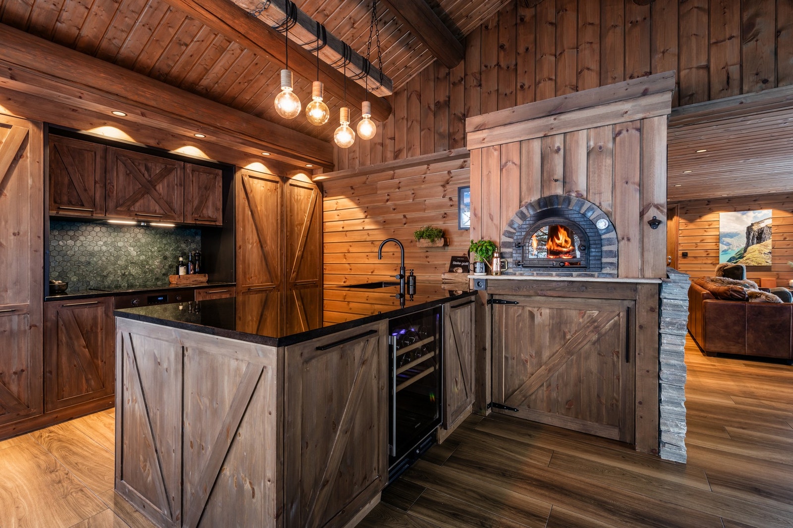 Integrerte hvitevarer med oppvaskmaskin, komfyr, platetopp, kjøleskap, pizzaovn og vinskap Galleribilde