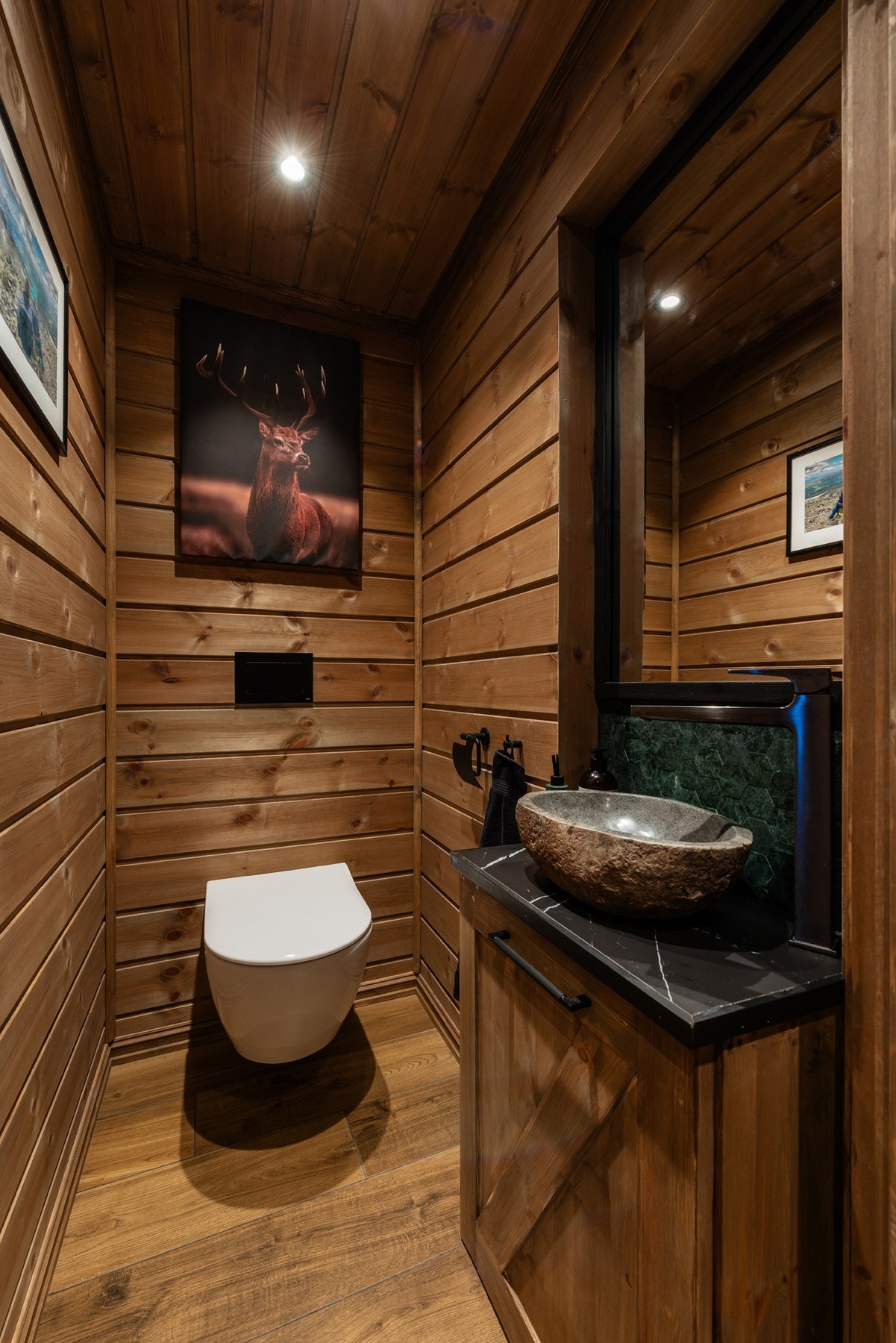 Praktisk, separat toalettrom innredet med vegghengt toalett og håndvask. Galleribilde