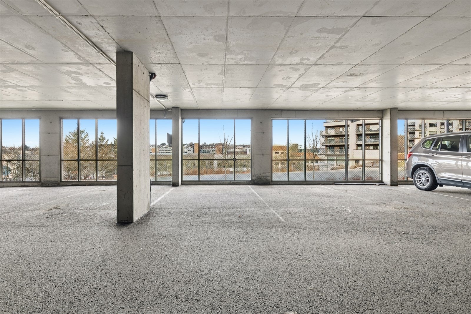 Leiligheten disponerer fast parkeringsplass i lukket anlegg. Ellers er det godt med gjesteparkering i området. Galleribilde