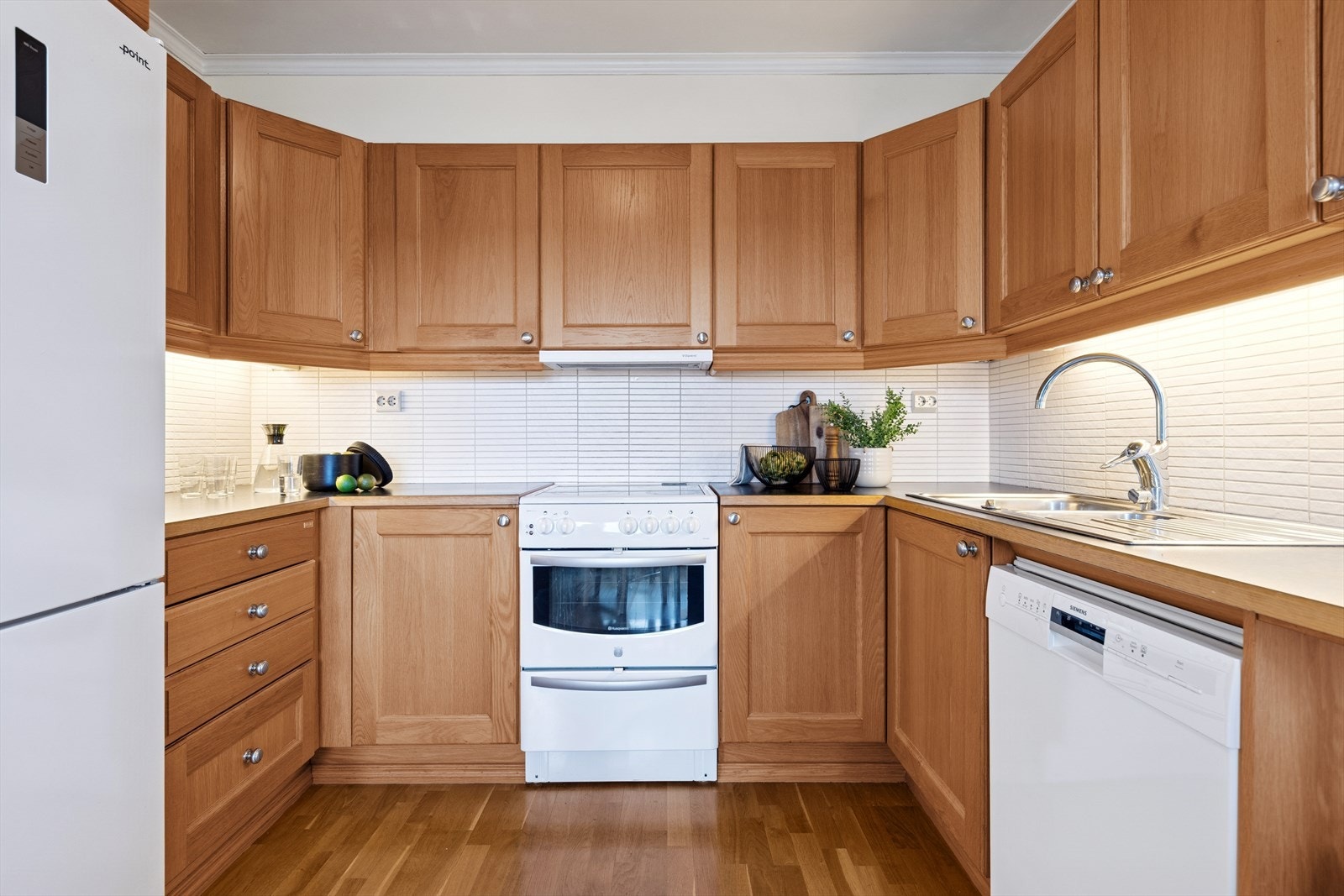 Fliser bak kjøkkenbenken gjør det praktisk å holde det rent med mat- og vannsøl. Galleribilde