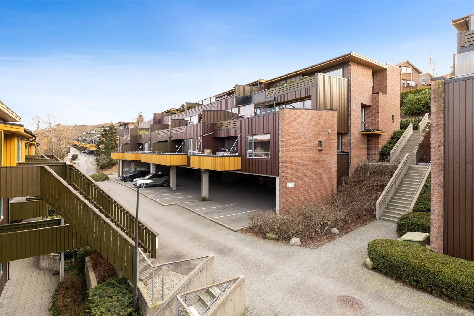 Leiligheten er del av et sameie som består av 6 terrasseblokker med totalt 77 leiligheter. Et populært og trivelig nabolag. Galleribilde