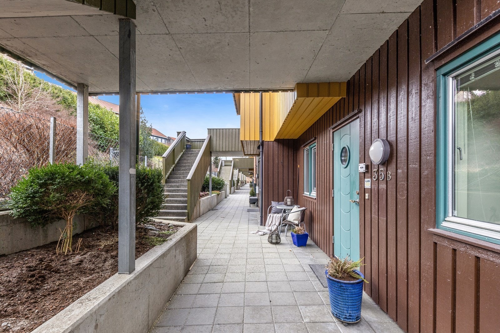 Leiligheten ligger i byggets tredje etasje, men har enkel adkomst via bakkeplan. Galleribilde